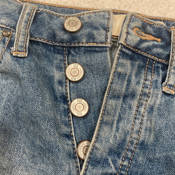 Stretchy Denim Distressed Shorts - Picture 4 of 4